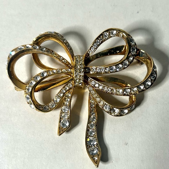 Vintage KJL Kenneth J Lane/Avon Rhinestone Bow Gold Tone Big LARGE Brooch Pin - Picture 2 of 5